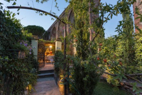 La Dimora dei Conti, Indulge in a Country Farmhouse Apartment with Jacuzzi Facing the Town!